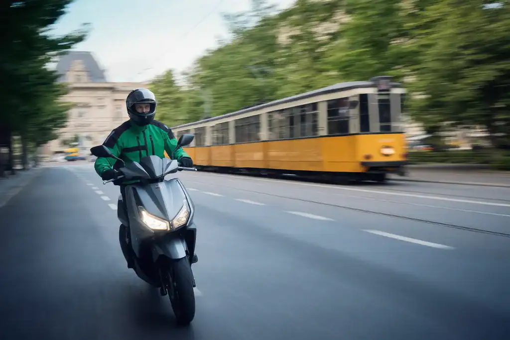 PikkPakk expressz motoros futár Budapest utcáin villamos mellett